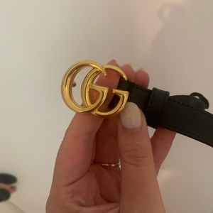 Gucci Belt Mormont thin leather belt with shiny buckle.